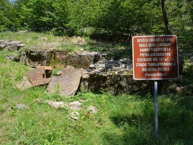 Una delle cave utilizzate per ricavare i blocchi di pietra che ricoprono la strada romana