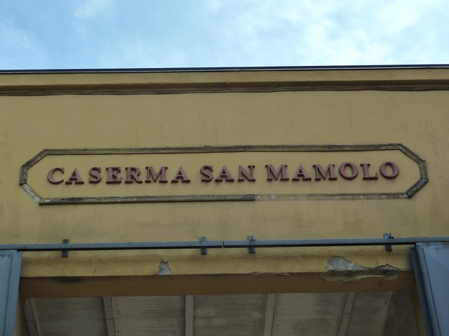 Ingresso della ex caserma San Mamolo attraverso il portico dell'Annunziata