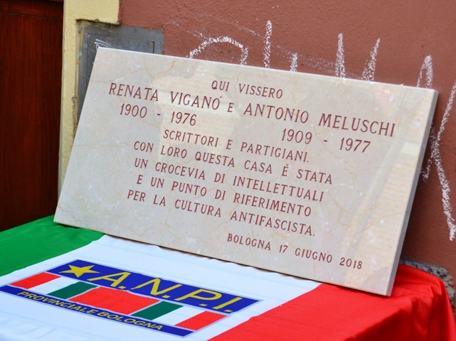 Targa affissa sulla casa di Renata Viganò e Antonio Meluschi nel 2018