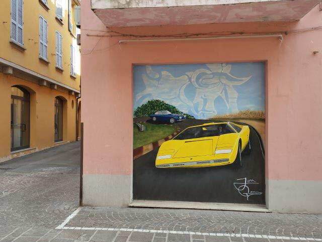 Auto Lamborghini dipinta sulla porta di un negozio