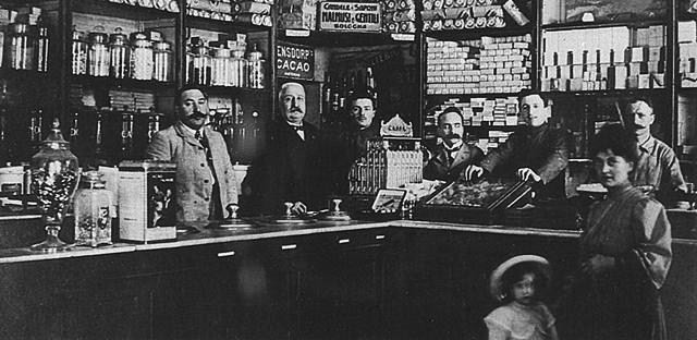 Interno del negozio Malmusi & Gentili in via Caprarie nel 1910 ca