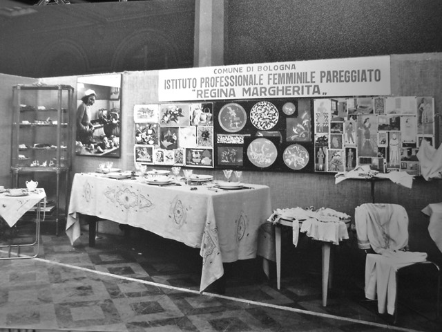 Mostra artigiana nella Sala Borsa (BO) - Fonte: Formazione professionale, lavoro femminile e industria a Bologna, 1946-1970 - Museo del Patrimonio Industriale - 2019