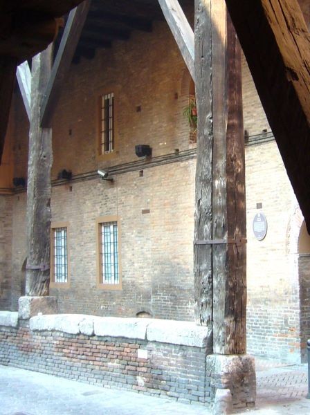 Il portico di Palazzo Grassi (BO)