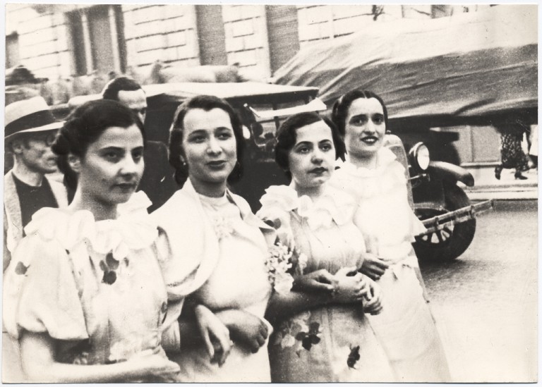 3_Irma_Bandiera_con_ragazze.jpg