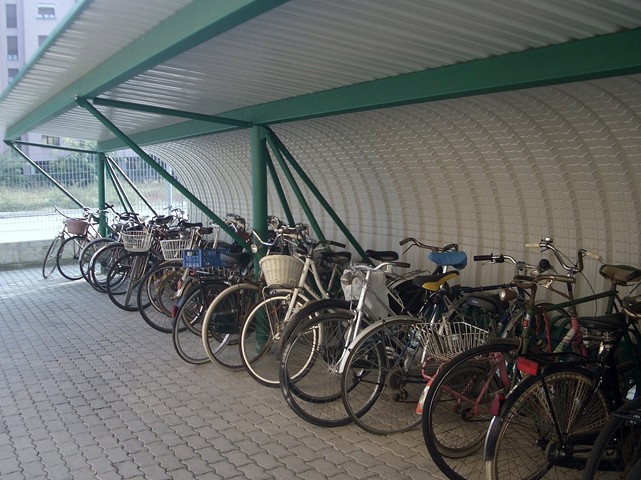 Ex stazione della Veneta a Bologna - rimessa per le biciclette - 2005