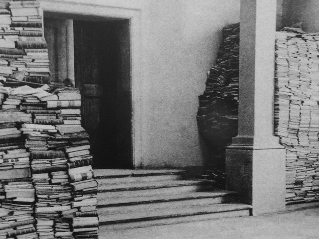 Libri recuperati dopo il bombardamento dell'Archiginnasio 