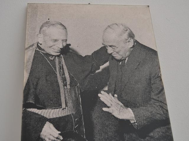 Il card. Lercaro e Alvar Aalto in una foto riprodotta nella chiesa di Riola
