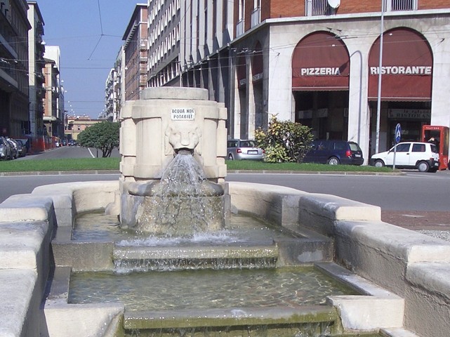 Fontana al centro della piazza dei Martiri (BO) 