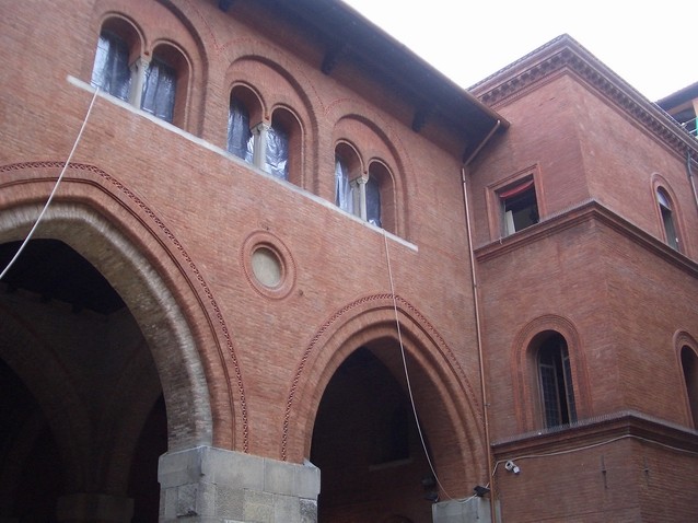 Edificio medievale restaurato nel Quadrilatero - G.U. Arata