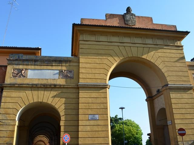 L'arco all'inizio del portico di Saragozza (BO)
