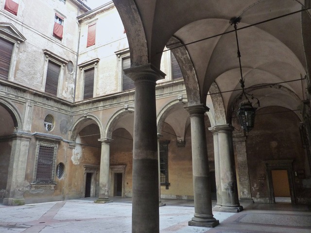Palazzo Vizzani, cortile interno