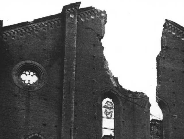 La chiesa di San Francesco gravemente colpita - Foto: Istituto Parri (BO)