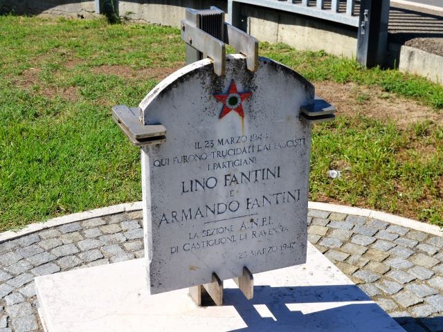 Lapide sul luogo dell'uccisione dei partigiani Lino e Armando Fantini