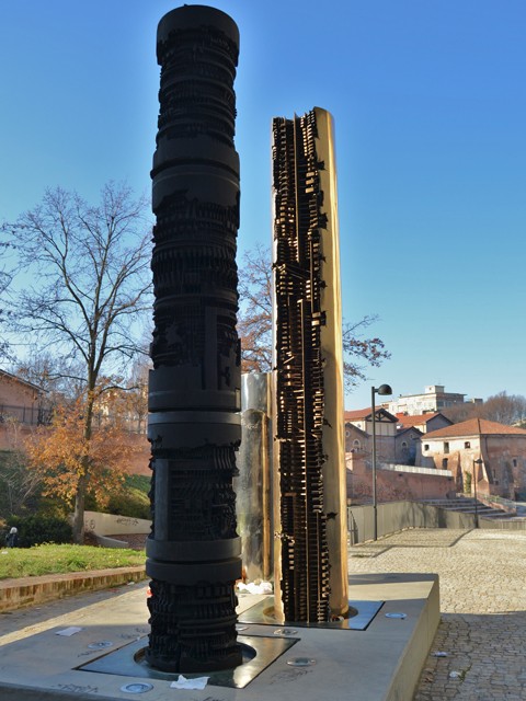 Le steli di A. Pomodoro nel giardino del Cavaticcio (BO)