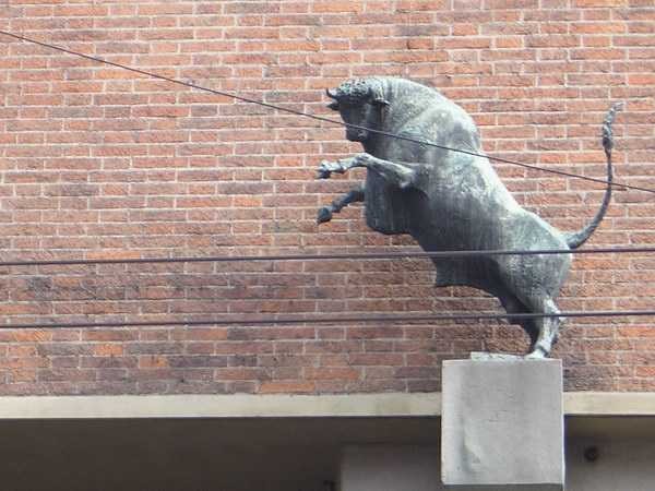 La scultura che sovrasta la Galleria del Toro in piazza Malpighi