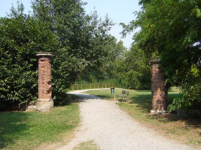 Parco di Villa Angeletti - uno dei viali con i resti di colonne