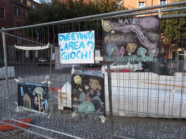 Cartelli a difesa della pedonalizzazione di Piazza San Francesco (BO)