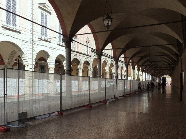 Il portico dei Servi durante la chiusura di Strada Maggiore per il cantiere BOBO - giugno 2014