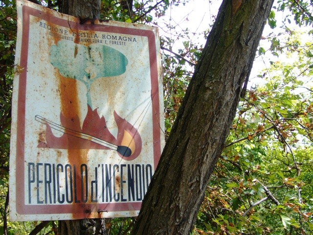Parco di Paderno - vecchio cartello a prevenzione degli incendi
