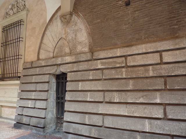 Torre degli Oseletti - base in selenite della torre sotto il portico di strada Maggiore