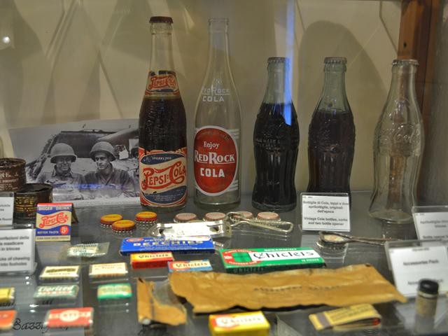 Bottiglie di Coca Cola e gomme da masticare - Museo di Iola di Montese (MO)