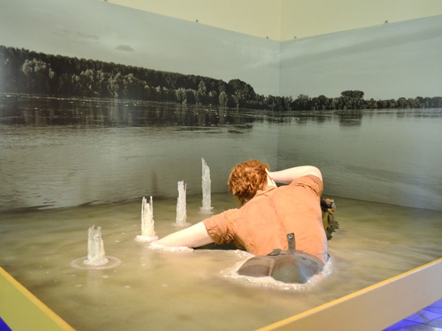 Simulazione dell'attraversamento del Po a nuoto da parte di un soldato tedesco della retroguardia - Museo della Seconda Guerra Mondiale del fiume Po – Felonica (MN)