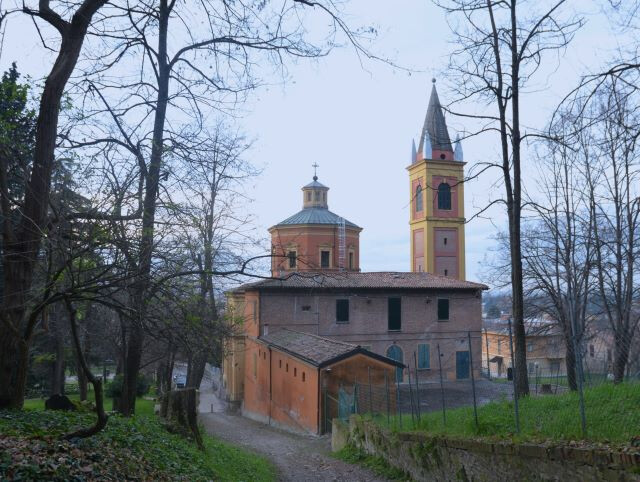 La chiesa di San Martino dal sentiero dei Bregoli