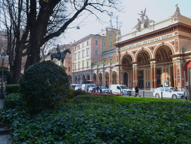 Il monumento a Garibaldi e l'Arena del Sole