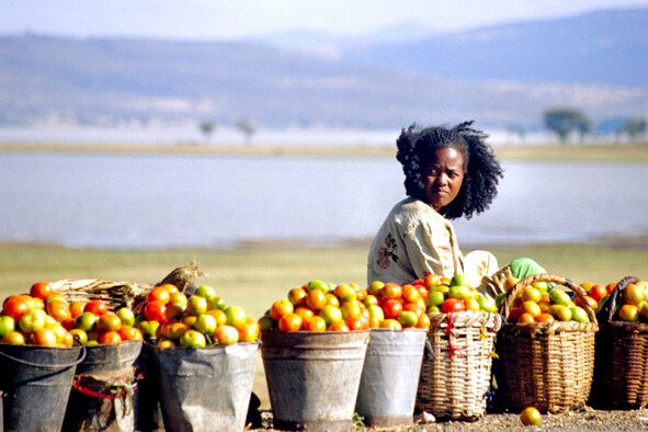 Ragazza in un mercatino sul lago Awasa - Etiopia - 2001