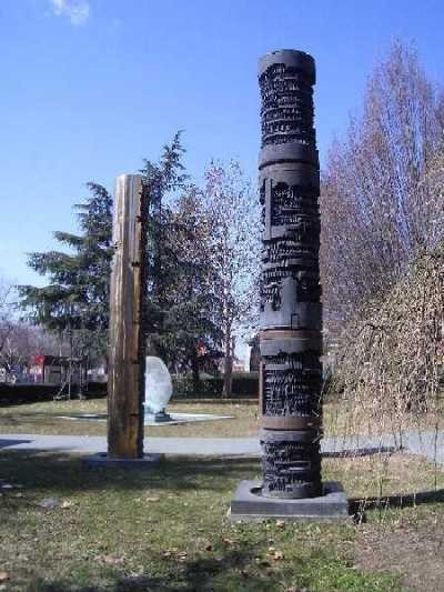Due delle sculture di A. Pomodoro nel giardino della GAM