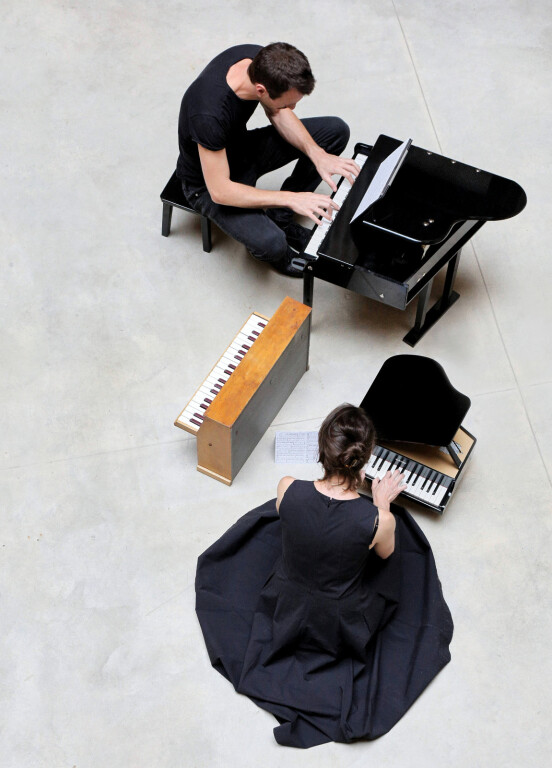 copertina di Strange Pianos. Visita-performance su tastiere rare dalla collezione degli artisti