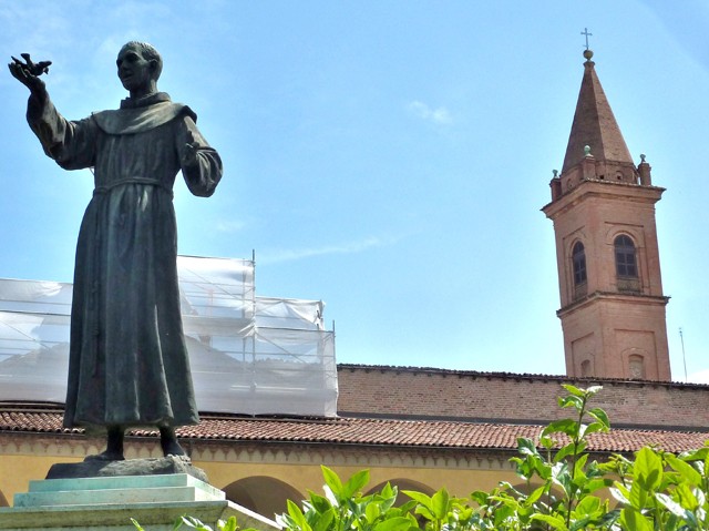 Chiesa della SS. Annunziata - sagrato - statua di San Francesco