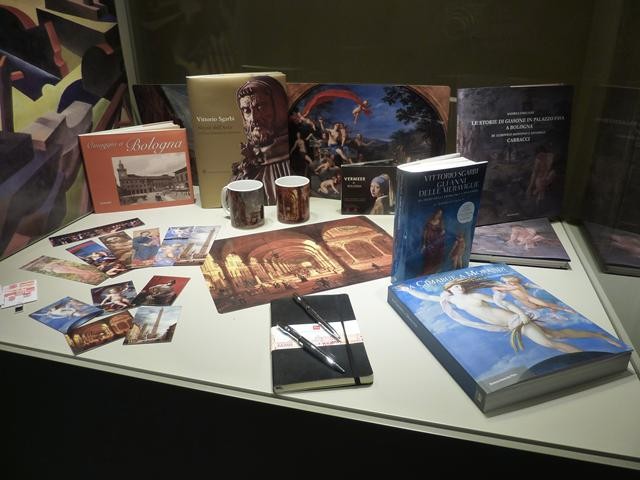 Libri in vendita nel corso della mostra "Da Cimabue a Morandi" - Palazzo Fava (BO) - 2015