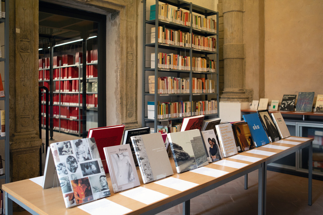 copertina di Reading Room dei fotolibri della Biblioteca Italiana delle donne | mostra