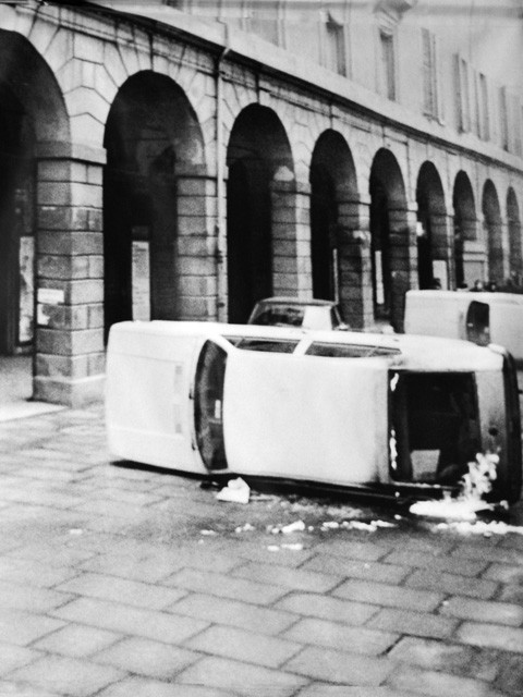 Barricate di auto in via Zamboni - Fonte: Mostra "150 anni di storia dell'Alma Mater" - Portico dell'Archiginnasio (BO) - 2015