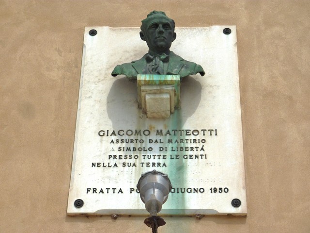 Lapide a ricordo di Giacomo Matteotti nella piazza di Fratta Polesine (RO)
