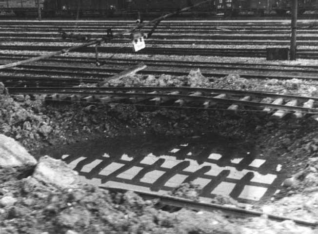 I binari della stazione divelti dalle bombe 