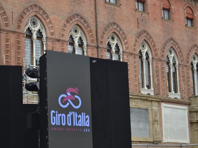 Giro d'Italia 2019 - Palco in Piazza Maggiore (BO)