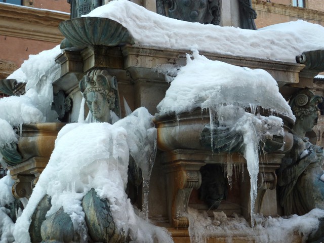 La fontana del Nettuno coperta di ghiaccio