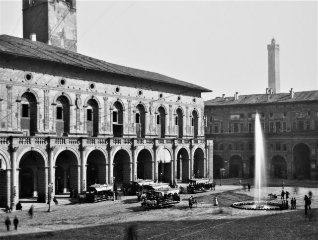Il getto d'acqua al centro di Piazza Maggiore segnala la riattivazione dell'acquedotto romano 