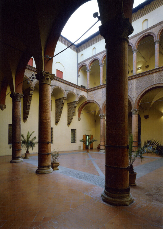 copertina di Ponti tra civiltà lontane nelle collezioni del Museo Medievale di Bologna