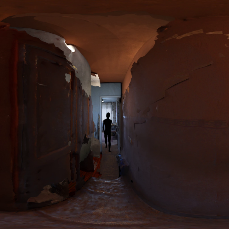 Screenshot dell'esperienza in realtà virtuale, con una figura umana in controluce sul fondo di un lungo corridoio dai muri scrostati