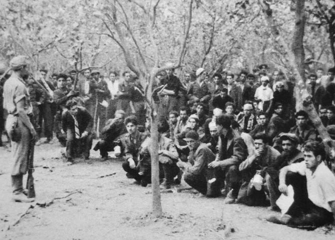 Un gruppo di uomini rastrellati dai tedeschi in Toscana 