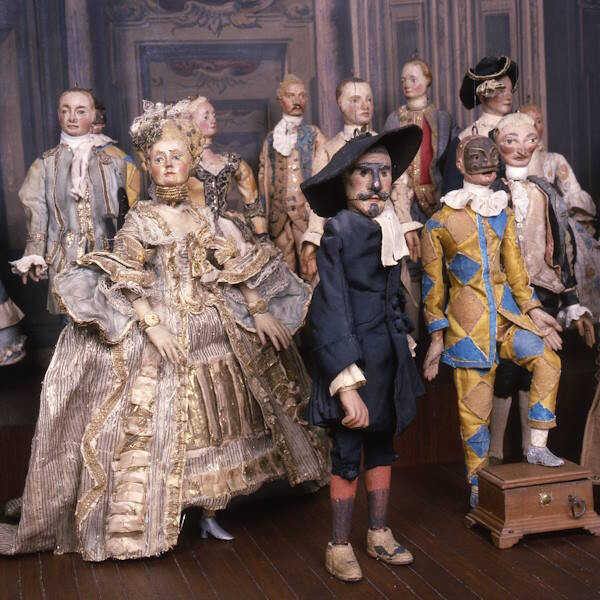 immagine di Scimmia, giganti e maschere. Un'attrice tra le marionette di un museo