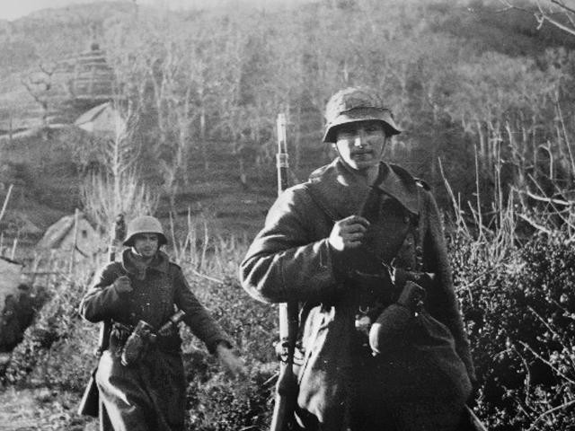 Soldati tedeschi in marcia durante l'offensiva di Natale in Garfagnana 