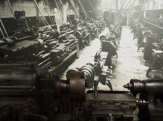 Tornio e fotografia di aula laboratorio delle Aldini Valeriani 