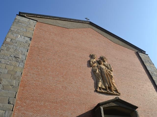 Chiesa parrocchiale della Sacra Famiglia al Meloncello (BO) - part. con il gruppo scultoreo di C. Vincenzi