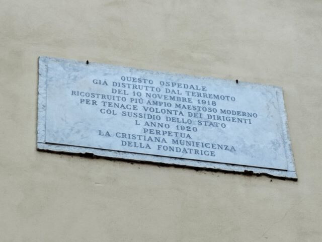 La lapide ricorda la distruzione dell'ospedale Nefetti a causa del terremoto