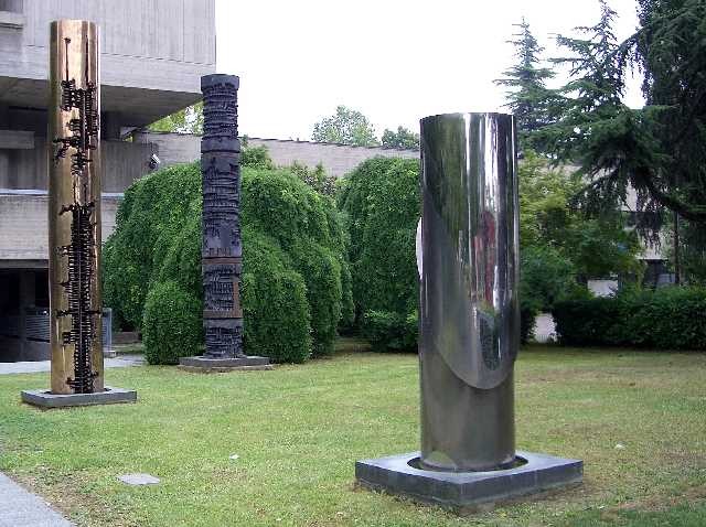 Galleria d'Arte Moderna - i totem di G. Pomodoro