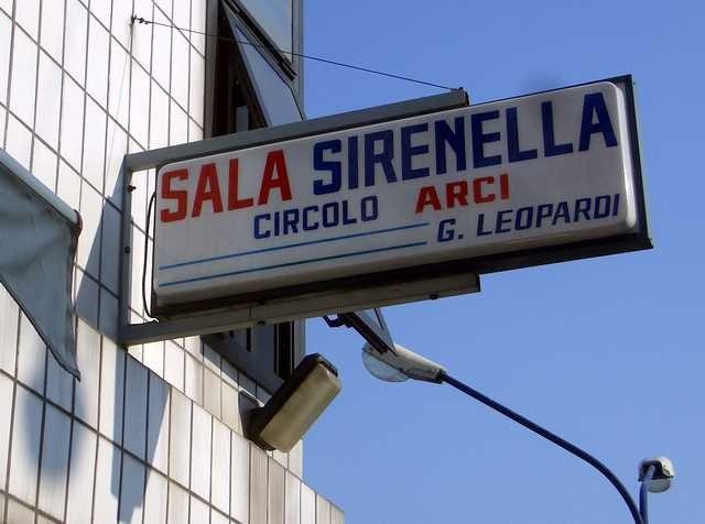 Nella sala Sirenella si tengono incontri politici e culturali, ma anche serate danzanti